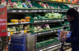 Greenpeace pide a los ciudadanos que denuncien con fotos la venta de frutas y verduras envasadas en plástico