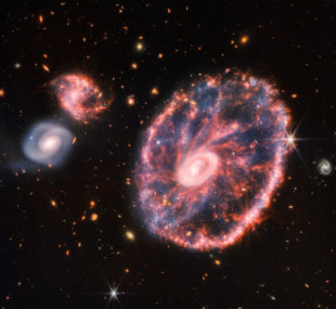 James Webb retrata como nunca una de las galaxias más misteriosas del universo: así es la caótica Rueda de Carro