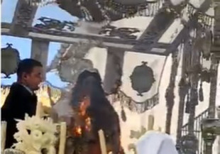Se incendia la Virgen del Rocío de Vélez-Málaga por una vela durante la procesión