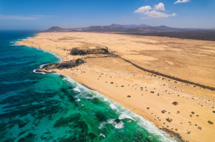 Este hotel sobre las Dunas de Corralejo tiene los días contados