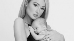 Paris Hilton posa con su bebé por gestación subrogada: "Me daba miedo parir"