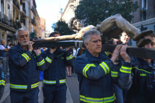 El Ayuntamiento de Madrid envía bomberos en su turno de guardia a sacar un Cristo en procesión