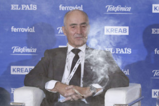Que el presidente de Ferrovial, Rafael del Pino, comparezca con los ojos muy rojos y fumando marihuana hace pensar que el traslado de la empresa a Países Bajos ya es un hecho