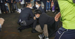 El primer ministro japonés Fumio Kishida fue evacuado de emergencia tras una fuerte explosión durante un discurso electoral