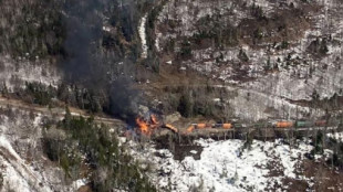 Descarrilamiento de tren e incendio reportados en Rockwood, Maine, mientras los funcionarios advierten sobre posibles materiales peligrosos (eng)