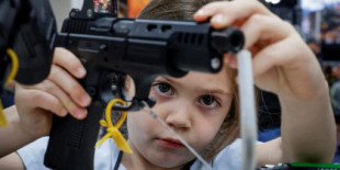 Niños en el encuentro anual de la Asociación Nacional del Rifle