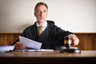Un juez pregunta «cómo iba vestida la casa» ante un caso de allanamiento de morada