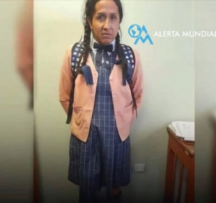 Perú: hombre de 42 años se disfraza de niña para grabar a menores en el baño escolar