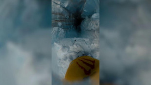 La nieve se abre bajo los pies de un esquiador precipitando en una grieta