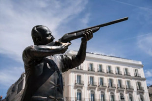Una escultura del rey emérito con un rifle de caza irrumpe en la Puerta del Sol