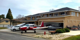 Cómo es vivir en el barrio de California diseñado para pilotos cuyas casas tienen hangares como garajes [ENG]