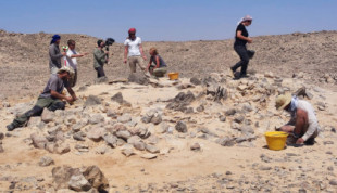Arqueólogos checos encuentran en Omán hachas de la época de la primera migración humana y el Stonehenge árabe