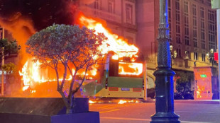 Explota un autobús urbano que comenzó a arder de forma repentina en el centro de Vigo