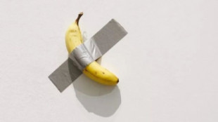 Un estudiante se come la banana de un artista expuesta en un museo