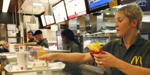 Descubren a dos niños de diez años preparando pedidos y manipulando freidoras en un McDonald's de EE.UU