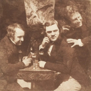 La primera fotografía de personas disfrutando de una bebida: un pub de Edimburgo, 1843 (eng)