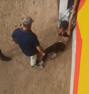 El número 2 del PP de Los Santos de la Humosa arrastra a una activista antitaurina por la plaza de toros