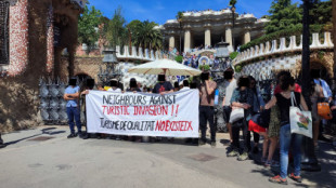 Bloquean los accesos al Park Guell de Barcelona en protesta contra el turismo [Cat]