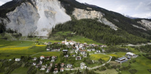 Un pueblo de los Alpes suizos será evacuado en 3 días ante el temor a que quede sepultado