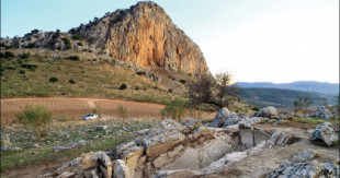 Descubren una tumba megalítica en el yacimiento de Piedras Blancas, cerca de Antequera