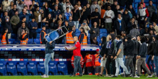 Otro candidato del PP, entre los ultras del Espanyol que saltaron al campo