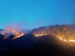 El incendio de Las Hurdes en situación "crítica y descontrolada" llega a Sierra de Gata y pone en alerta a varias localidades