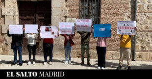 La policía expulsa a familiares de una residencias de un mitin de Ayuso en Alcalá de Henares