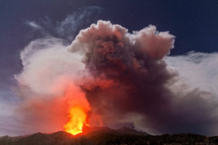 El Etna, el volcán más activo de Europa, entra en erupción y obliga a suspender vuelos