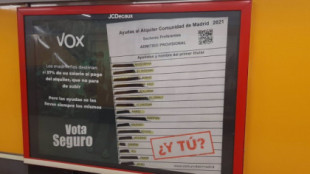 Vox vuelve con carteles racistas y se lanza a por el voto en el sur de Madrid con una campaña contra "ayudas preferentes" para inmigrantes
