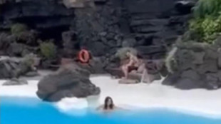 Una turista se lanza a la piscina de Jameos del Agua pese a estar prohibido