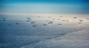 Rusia no para de acumular petróleo sobre el mar y nadie sabe qué quiere hacer
