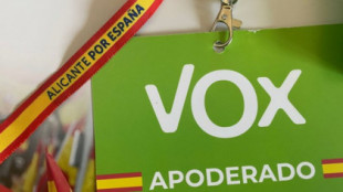 Ordenan sustituir las acreditaciones de apoderados de Vox por figurar la bandera de España