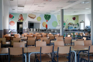 Ayuso sube el precio de los comedores escolares en los colegios públicos y eleva el gasto diario de las familias a 5,50 euros