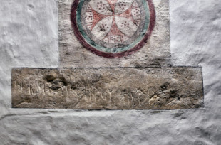Descifran una inscripción medieval con runas en la pared de una iglesia danesa, y es un certificado de deuda legal y válido