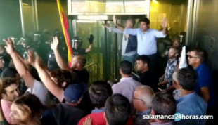La policía obligada a intervenir ante la multitudinaria protesta de los ganaderos en la puerta de la Delegación Territorial de la Junta