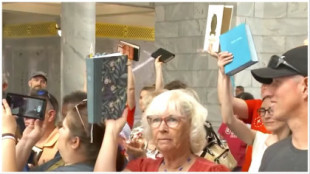 Cristianos enojados asaltan el Capitolio de Utah después de que los padres utilicen la política de libros del distrito escolar para eliminar la Biblia (eng)