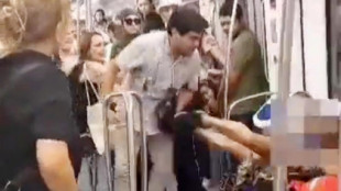 Brutal agresión tránsfoba en el metro de Barcelona: "Compórtate, mierda. Te voy a matar"