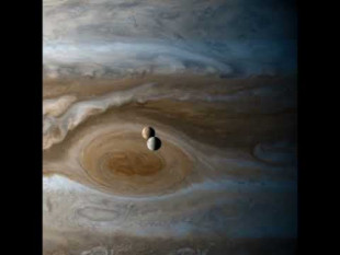 Lunas cruzando Júpiter