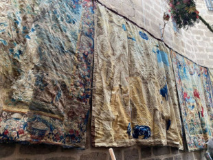Críticas por la colocación de los tapices del Corpus bajo la lluvia en Toledo