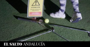 Golfis por el clima: activistas tapan los hoyos de varios campos de golf en Andalucía