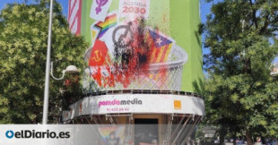 Activistas de Futuro Vegetal lanzan pintura roja contra la lona del odio, de Vox