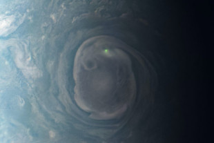 Sabíamos que Júpiter estaba plagado de tormentas. La NASA ha capturado uno de sus fantasmagóricos rayos