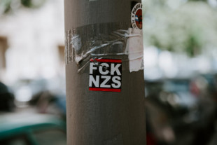"FCK NZS": 3.000 euros de sanción a una aficionada de Unionistas CF por exhibir una bandera antifascista