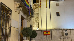 Arrancan las banderas LGTBI y colocan la franquista junto al Ayuntamiento de Albaida