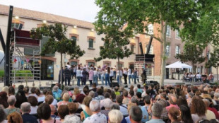 Vox exige al Ayuntamiento que retire las "insinuaciones sexuales" de la obra 'La Villana de Getafe' y la bandera arcoiris de la fachada