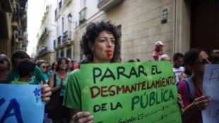 Protesta contra la Junta de Andalucía en Cádiz: "Quieren mandar a nuestros hijos de los colegios públicos a los concertados"