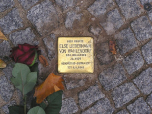 Stolpersteine, los adoquines que recuerdan a las víctimas del nazismo