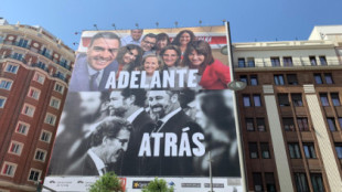 El PSOE despliega una enorme lona en Gran Vía con dardo al PP y Vox