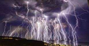 Una foto compuesta capta una tormenta eléctrica de una hora en una toma [Eng]