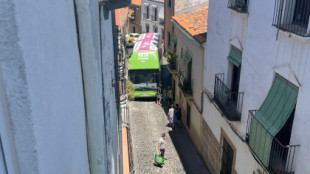 Un autobús de Vox causa destrozos en Cáceres al quedar atrapado
